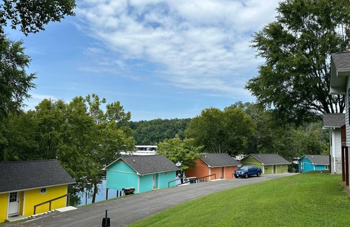 Winchester Cabin | Cozy, lakeside cabin on beautiful Tims Ford Lake-CABIN #1
