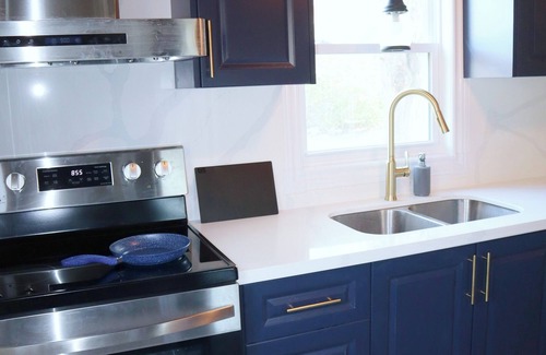 Woodview House | Cozy Lakeside Cottage in Woodview, ON - 6 bed, 2 bath