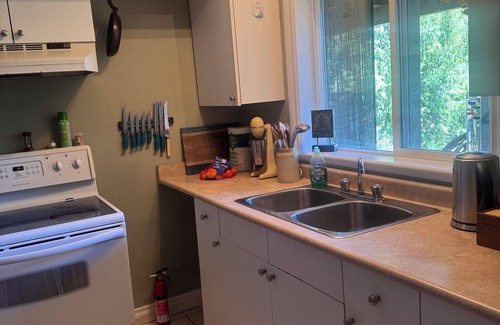 Regional District of Nanaimo House | Cozy lakeside retreat to relax and rejuvenate. n nPet friendly !
