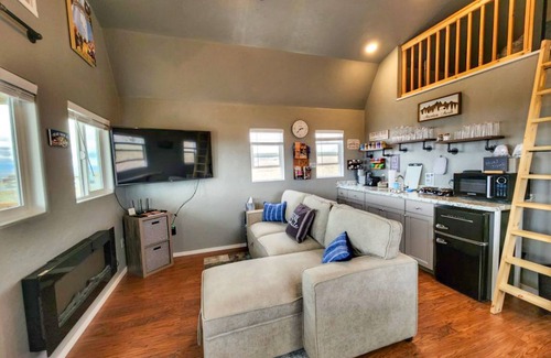 Broadwater County Cabin | Cozy Lakeview Cabin | Stunning Lake and Mountain View | Canyon Ferry Lake