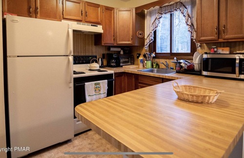 Hamlin House | Cozy Lakeview Cottage in Amenity Filled Community-Walk to Beach/Pool