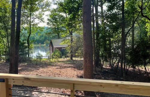 Mills River House | Cozy Lakeview Cottage