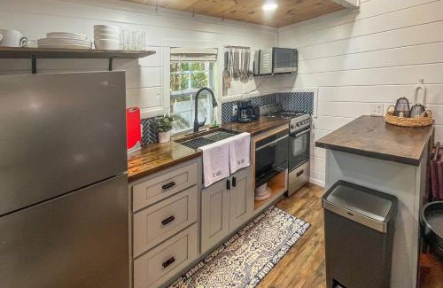 Mills River House | Cozy Lakeview Cottage
