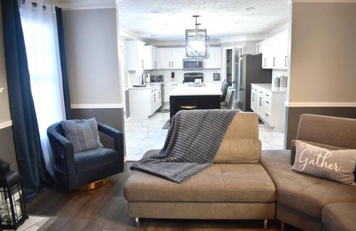 McDonough House | Cozy lakeview home