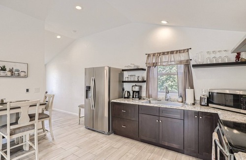 Creighton House | Cozy Lakewood Carriage House