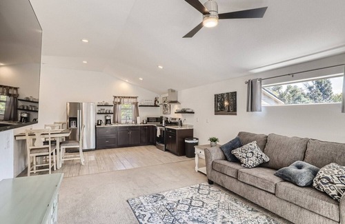 Creighton House | Cozy Lakewood Carriage House