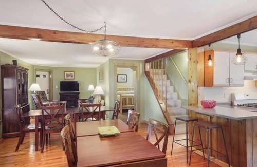 Lake Ann House | Cozy Large House, Big Porch, Fire Pit, Live Music Brewery, Heart of Lake Ann!