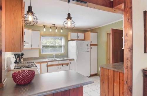 Lake Ann House | Cozy Large House, Big Porch, Fire Pit, Live Music Brewery, Heart of Lake Ann!