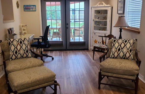 Englewood House | Cozy Lemon Cottage.minutes from the beach and our annual Waterfest!