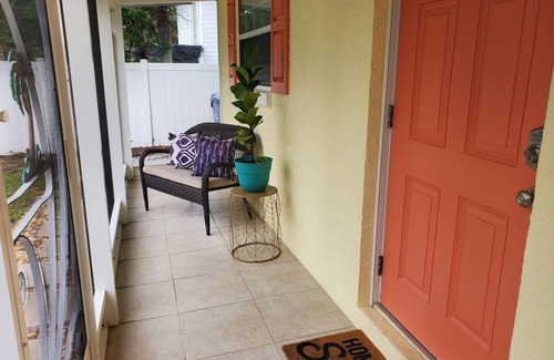 Englewood House | Cozy Lemon Cottage.minutes from the beach and our annual Waterfest!