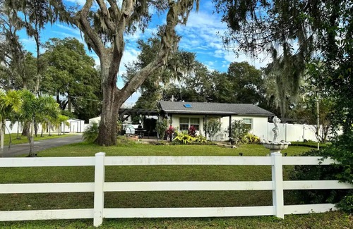 Valrico House | Cozy little White House