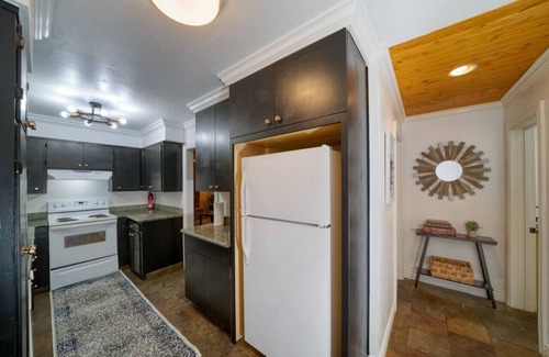 Lakeside Park Hotel | Cozy Lodge 1 BR w Kitchen/Living Room!