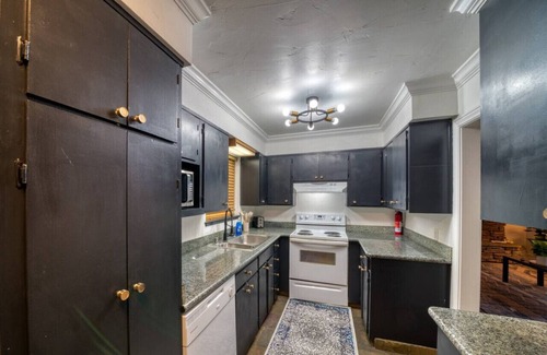 Lakeside Park Hotel | Cozy Lodge 1 BR w Kitchen/Living Room!