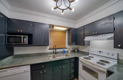 Lakeside Park Hotel | Cozy Lodge 1 BR w Kitchen/Living Room!