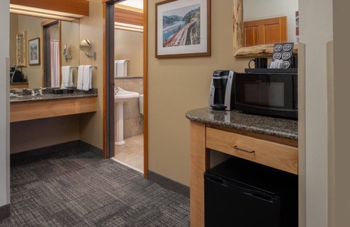 Vancouver Hotel | Cozy Lodge-Styled Room w/Comfortable Bed & Keurig Coffee Maker