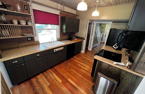 Wallace House | Cozy lodging with ample parking