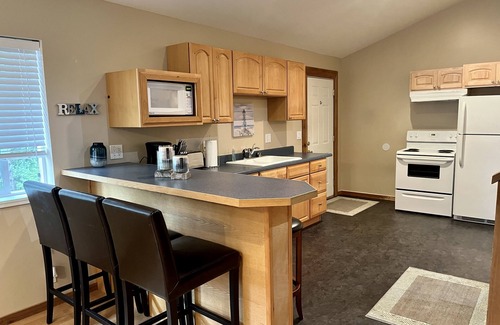 West Hills House | Cozy, Loft Guest House.