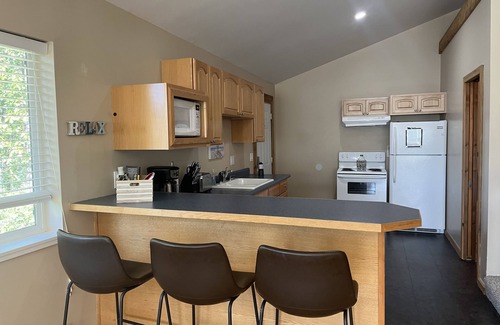 West Hills House | Cozy, Loft Guest House.
