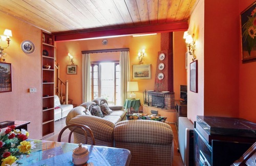 Taormina City Centre Apartment | Cozy loft of 60 square meters perfect for 4 people, located on the second floor of a period building without elevator, located in the heart of Taormina.The Greek Theater, the Castle, Naumachie and Villa Comunale Park - all the beauties of this splendid t