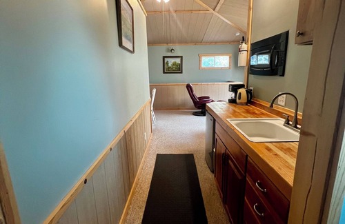 Emigrant Condo | Cozy loft with king bed central to Paradise Valley, MT!