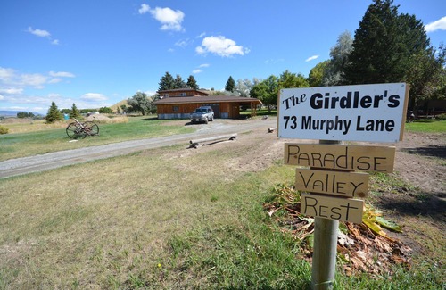 Emigrant Condo | Cozy loft with king bed central to Paradise Valley, MT!