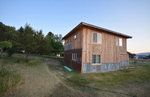Emigrant Condo | Cozy loft with king bed central to Paradise Valley, MT!