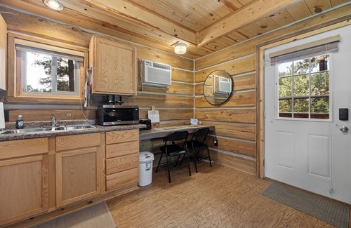 Custer Cabin | Cozy Log Cabin near Custer