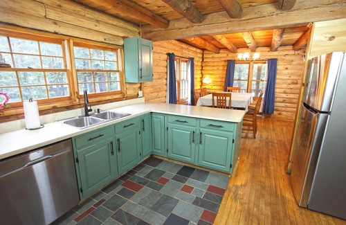 West Halifax Cabin | Cozy Log Cabin - Dog Friendly