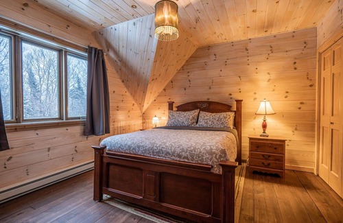 Val-des-Lacs Ski Chalet | Cozy Log Cabin in Woods with Spa