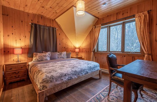 Val-des-Lacs Ski Chalet | Cozy Log Cabin in Woods with Spa