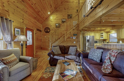 Maggie Valley House | Cozy log cabin in Maggie Valley, NC with Full Kitchen, WIFI and Private Hot Tub