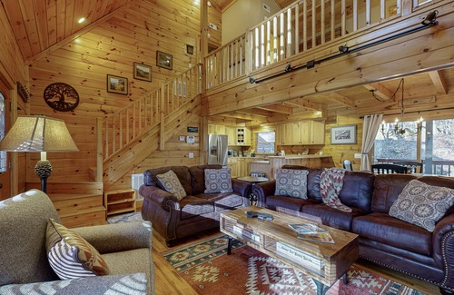 Maggie Valley House | Cozy log cabin in Maggie Valley, NC with Full Kitchen, WIFI and Private Hot Tub