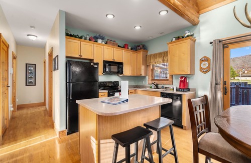 Maggie Valley Cabin | Cozy Log Cabin/Mountain Views & Rushing Creek/Pet-Friendly