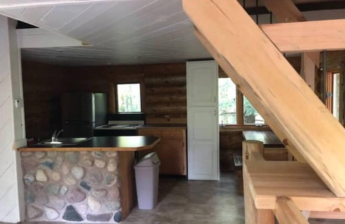 Hurley House | Cozy Log Cabin, Private but Close to Town