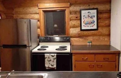 Hurley House | Cozy Log Cabin, Private but Close to Town