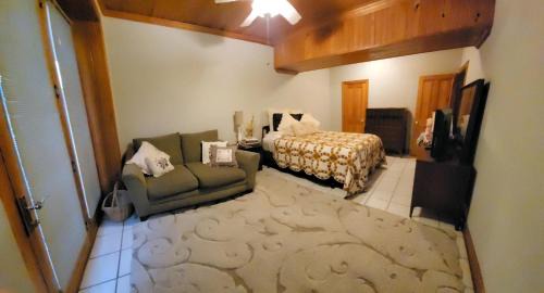 Oak Ridge House | Cozy Log Cabin Suite