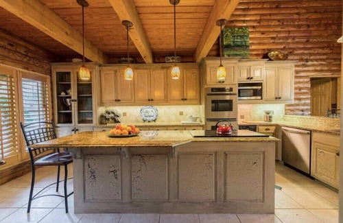 Canton Cabin | Cozy Log Cabin