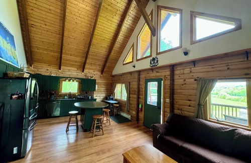 Mount Vision House | Cozy Log Cabin