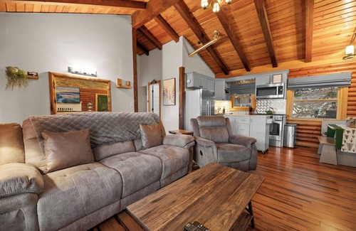 Running Springs Cabin | Cozy Log Cabin w/Hot Tub, Mountain Views+King Beds
