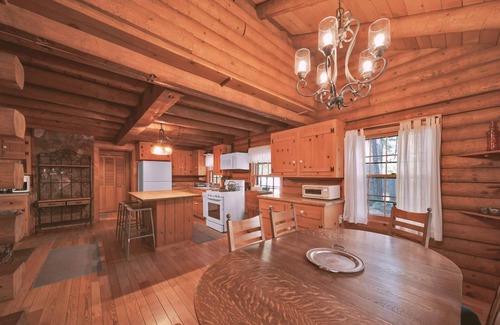 Shingletown Cabin | Cozy Log Cabin w/Hot Tub | Lassen Forest Retreat