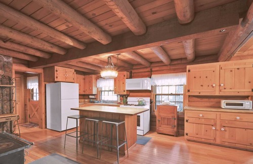 Shingletown Cabin | Cozy Log Cabin w/Hot Tub | Lassen Forest Retreat