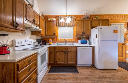 Gatlinburg - Pigeon Forge Cabin | Cozy Log Cabin W/Mtn Views, Hot Tub, & Game Room - 15 min from Gatlinburg!