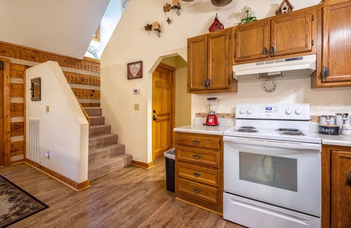 Gatlinburg - Pigeon Forge Cabin | Cozy Log Cabin W/Mtn Views, Hot Tub, & Game Room - 15 min from Gatlinburg!