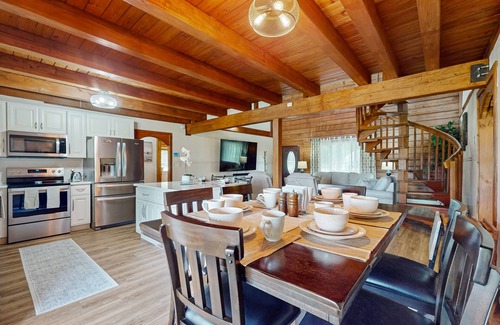 Groveland House | Cozy log cabin, waterfront views, firepit, wifi, loft, TV, dog-friendly, A/C