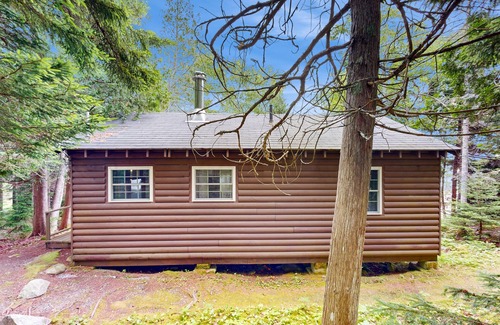 Northport Cabin | Cozy Log Cabin with Deck & Picnic Table & Gorgeous Views