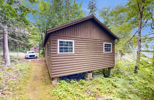 Northport Cabin | Cozy Log Cabin with Deck & Picnic Table & Gorgeous Views