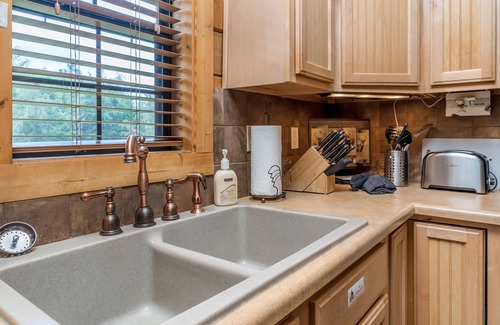 Branson Theater District Cabin | Cozy Log Cabin1 Level - Great for Summer Families (2 Masters) ALL TAXES PAID!