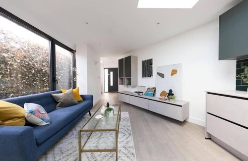 Cathall House | Cozy London House with Garden & Terrace | Near Westfield Stratford & Tube