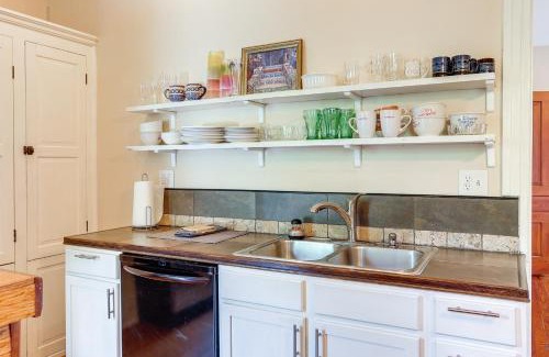 Old Louisville Apartment | Cozy Louisville Vacation Rental 2 Mi to Downtown!