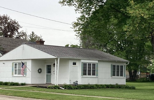 Bellevue House | Cozy Lustron home in Beautiful Bellevue! Walk to the Mississippi!